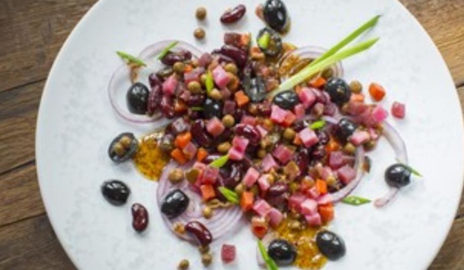 Рецепт винегрета с красной фасолью, маслинами и медово-горчичной заправкой