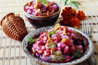 Винегрет с маринованными опятами