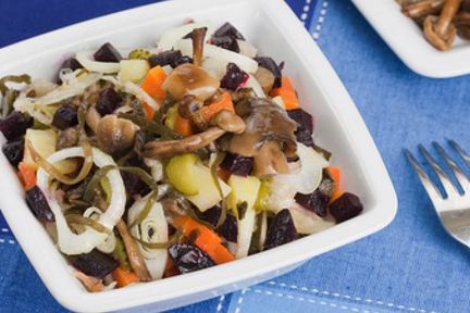 Винегрет с солеными опятами и морской капустой
