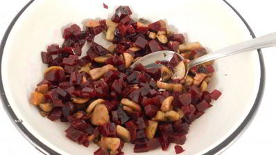 винегрет с жареными шампиньонами и квашеной капустой