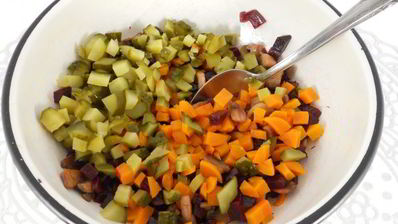 винегрет с жареными шампиньонами и квашеной капустой