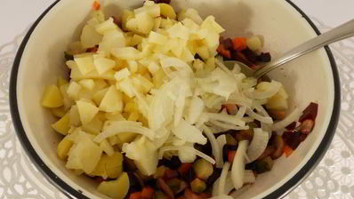 винегрет с жареными шампиньонами и квашеной капустой