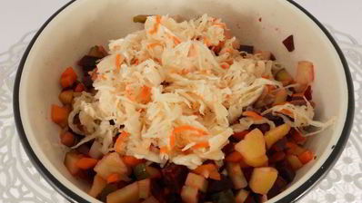 винегрет с жареными шампиньонами и квашеной капустой