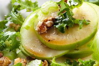 Яблочный салат с орехами в карамели