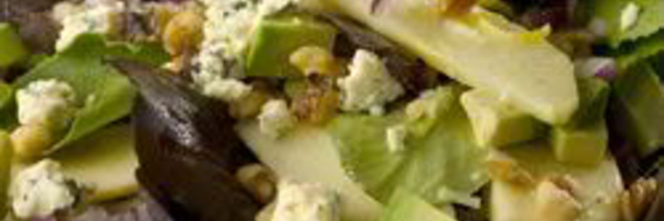 Зеленый салат с авокадо и яблоком