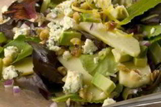 Зеленый салат с авокадо и яблоком