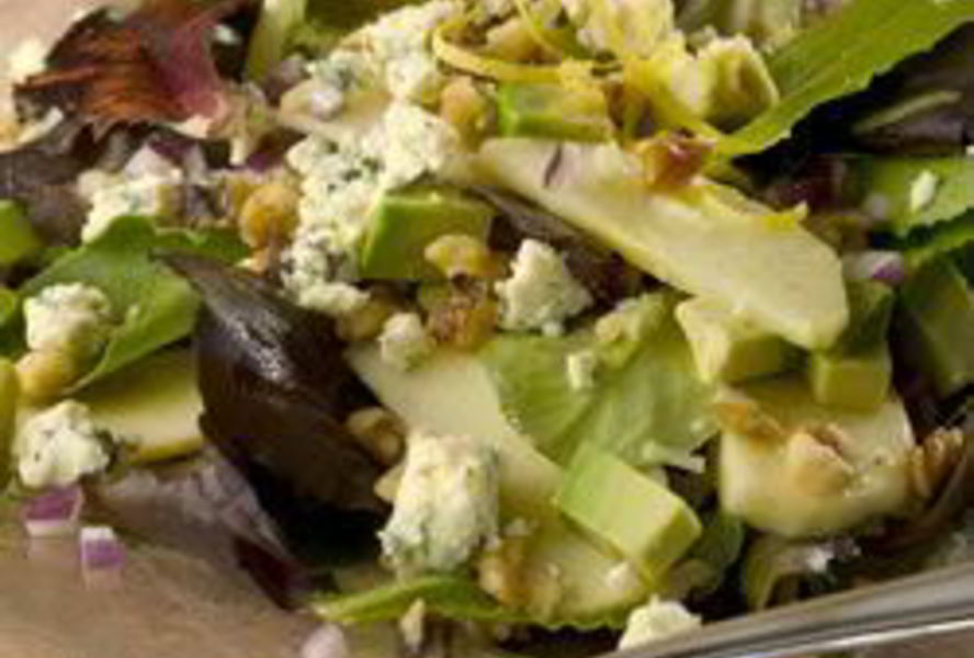 Зеленый салат с авокадо и яблоком