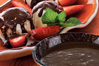 Шоколадный соус с клубникой и виски