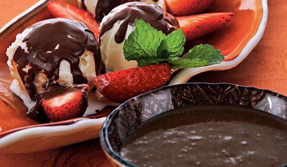 Рецепт шоколадного соуса с клубникой и виски