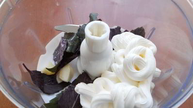 сметанно-базиликовый соус