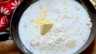 густой крем бешамель на сковороде