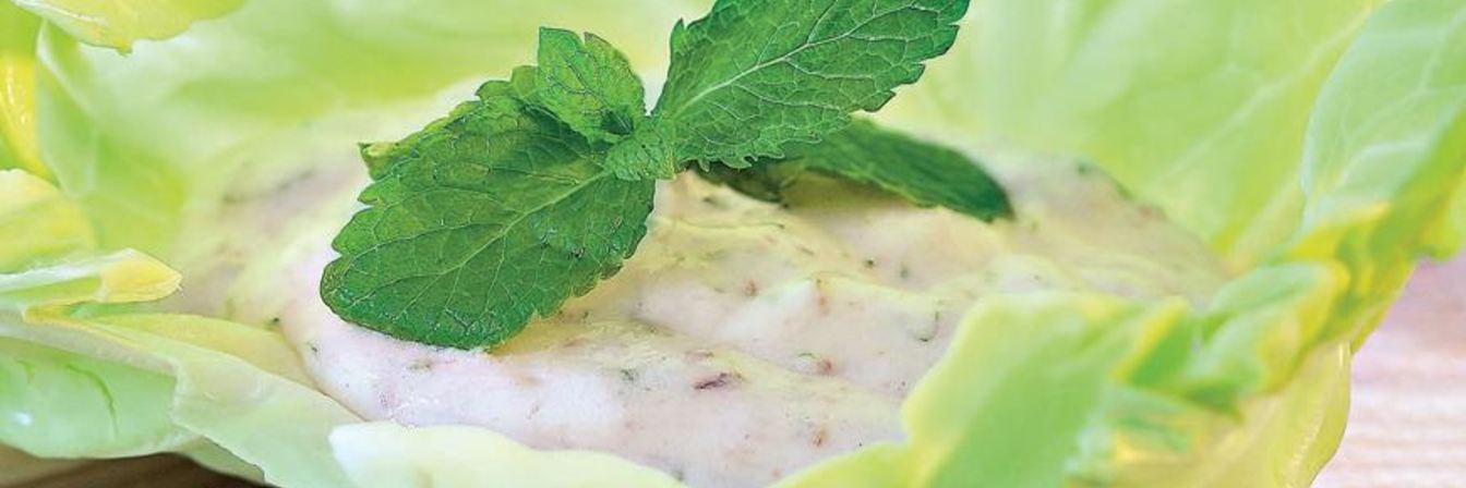 Соус из йогурта с мятой и анчоусами