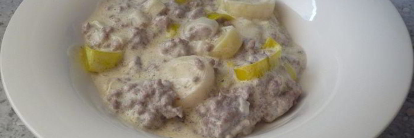 Соус из рубленого мяса, белого вина и сливочного сыра