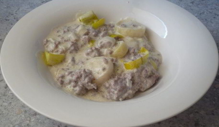 Рецепт соуса из рубленого мяса, белого вина и сливочного сыра