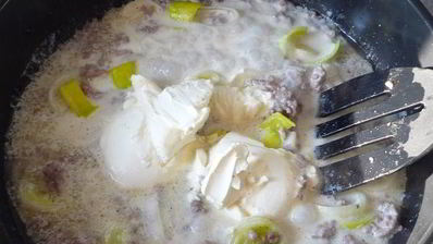 соус из рубленого мяса, белого вина и сливочного сыра