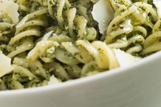 Фузилли с соусом песто и пармезаном
