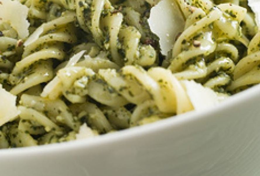 Фузилли с соусом песто и пармезаном