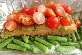 Лосось с соусом песто