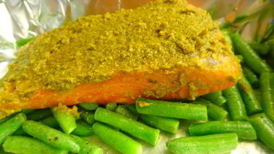 лосось с соусом песто