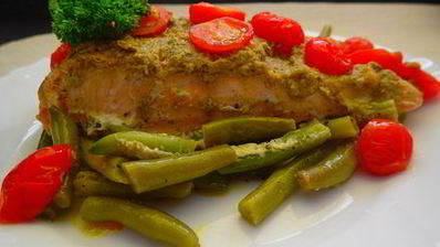 лосось с соусом песто