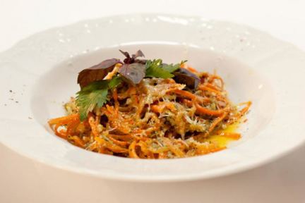 Морковные спагетти с соусом песто