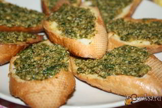 Острый песто с козьим сыром и кинзой