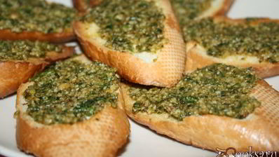 острый песто с козьим сыром и кинзой