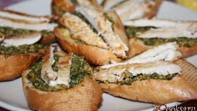 острый песто с козьим сыром и кинзой