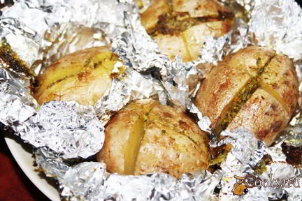 Печеный картофель с соусом песто