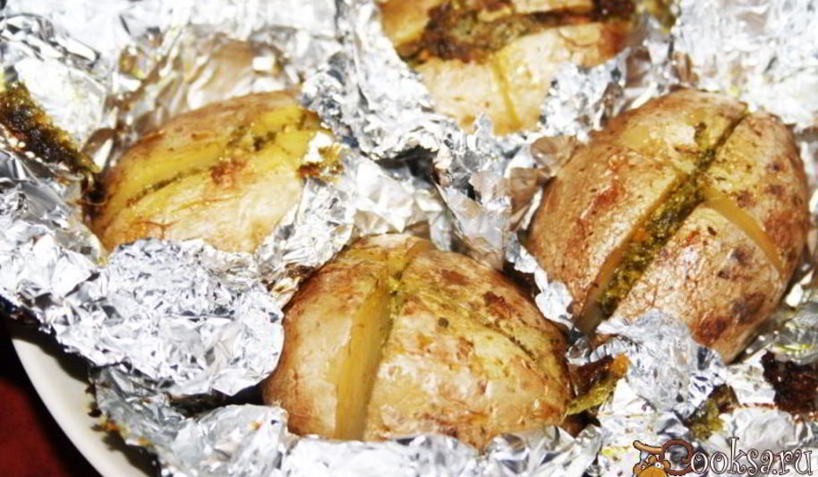 Рецепт печеного картофеля с соусом песто
