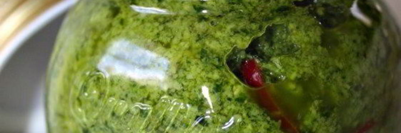 Песто из зелени петрушки с перцем чили
