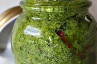 Песто из зелени петрушки с перцем чили