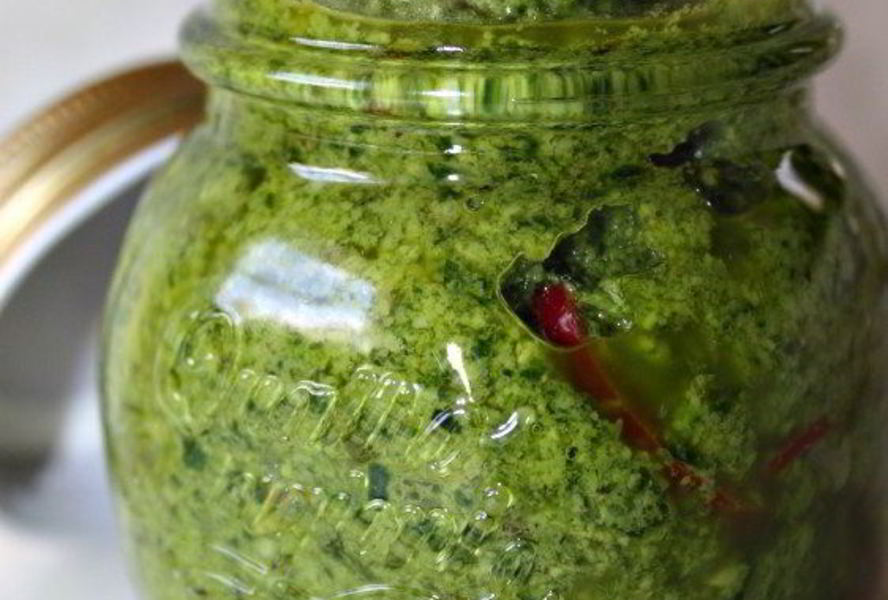 Песто из зелени петрушки с перцем чили