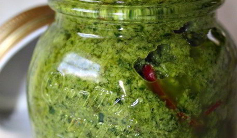 Рецепт песто из зелени петрушки с перцем чили