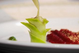 Сибас, запеченный с соусом песто