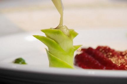 Сибас, запеченный с соусом песто