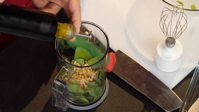 сибас, запеченный с соусом песто