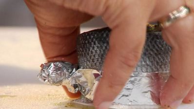 сибас, запеченный с соусом песто