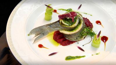 сибас, запеченный с соусом песто