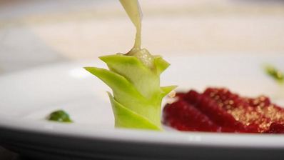 сибас, запеченный с соусом песто