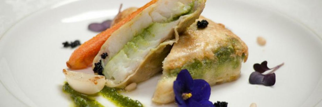 Судак, запеченный с соусом песто и мини-овощами