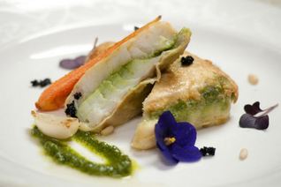 Судак, запеченный с соусом песто и мини-овощами