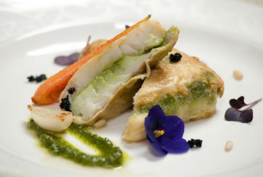 Судак, запеченный с соусом песто и мини-овощами