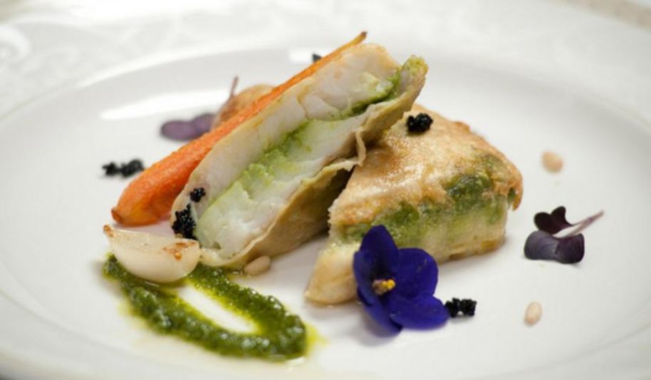 Рецепт судака, запеченного с соусом песто и мини-овощами