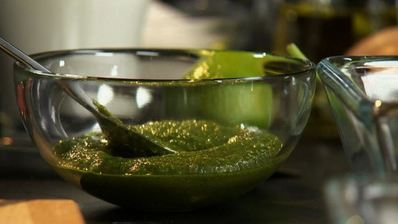 судак, запеченный с соусом песто и мини-овощами