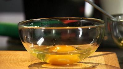 судак, запеченный с соусом песто и мини-овощами