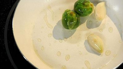 судак, запеченный с соусом песто и мини-овощами