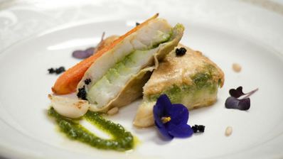 судак, запеченный с соусом песто и мини-овощами