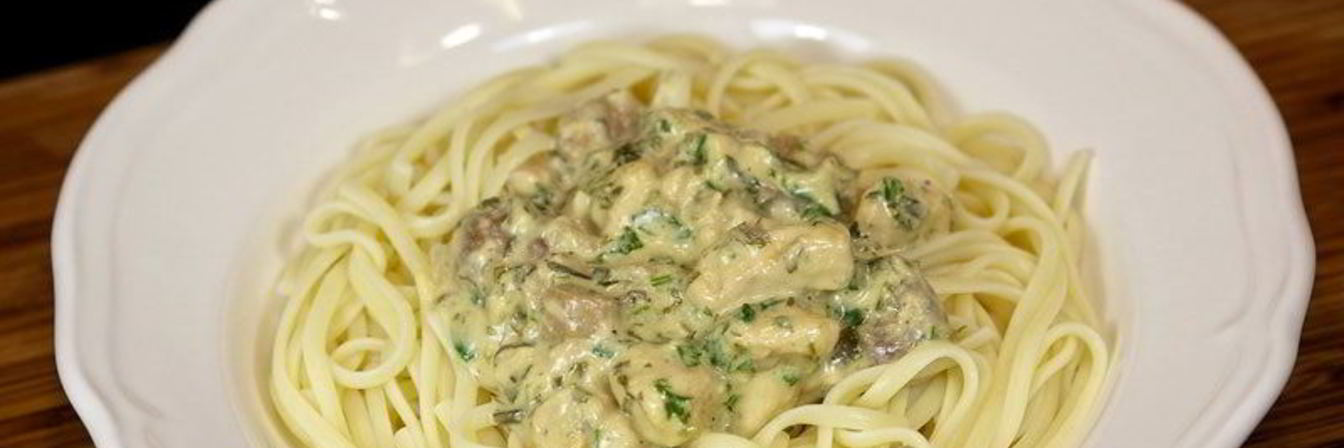 Соус с курицей и грибами