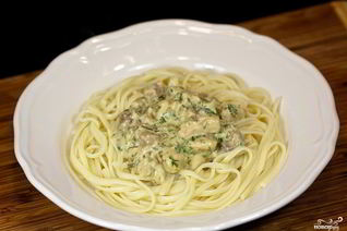 Соус с курицей и грибами